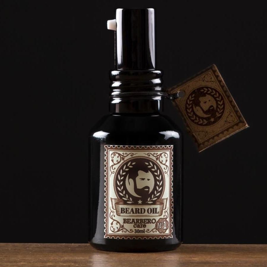 Perfilado de barba con herramienta profesional