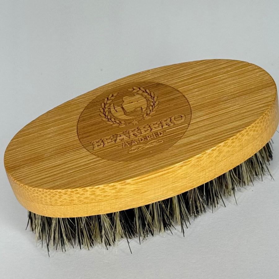 Aplicación de color en la barba con pincel